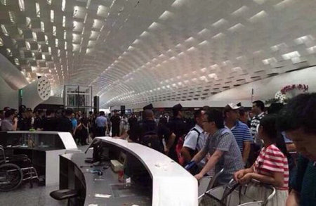 深圳机场打砸 深圳航班延误 乘客打砸机场