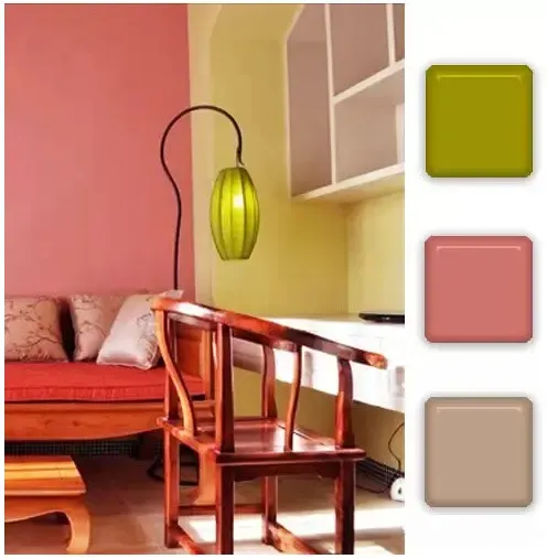 墙壁用的是粉色和黄绿色,搭配上古典家具,不显得幼稚,反倒有一种沉稳