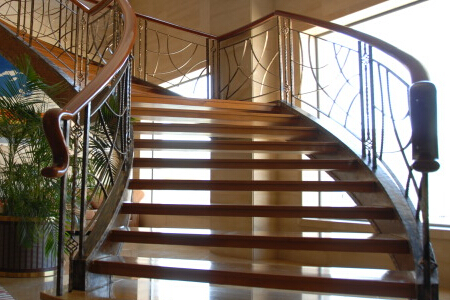 木质旋转楼梯价格是多少钱?木质旋楼梯都有哪些特点?