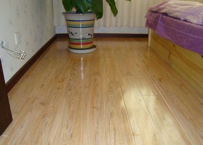 实木复合地板强化复合地板区别是什么 实木地板如何搭配家具