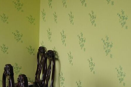 墙面贴墙纸还是油漆比较好？墙面刷漆一平米要多少钱？