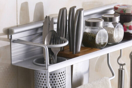厨房置物架太空铝和不锈钢哪个比较好?厨房置物架怎么进行选购比较好?