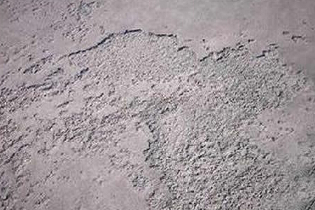 水泥地面起砂什么原因？水泥地面起砂要怎么处理比较好？