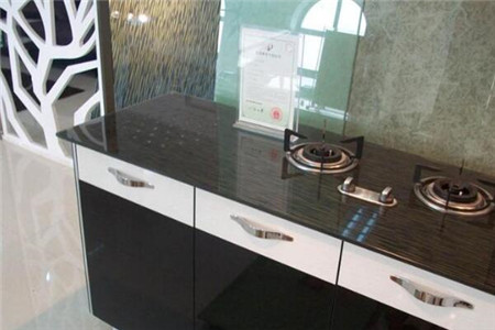 橱柜台面钢化玻璃怎么样？橱柜台面材质选择的方法？