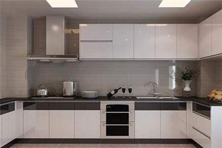 厨房白色瓷砖配什么颜色橱柜？厨房橱柜颜色怎么搭配？