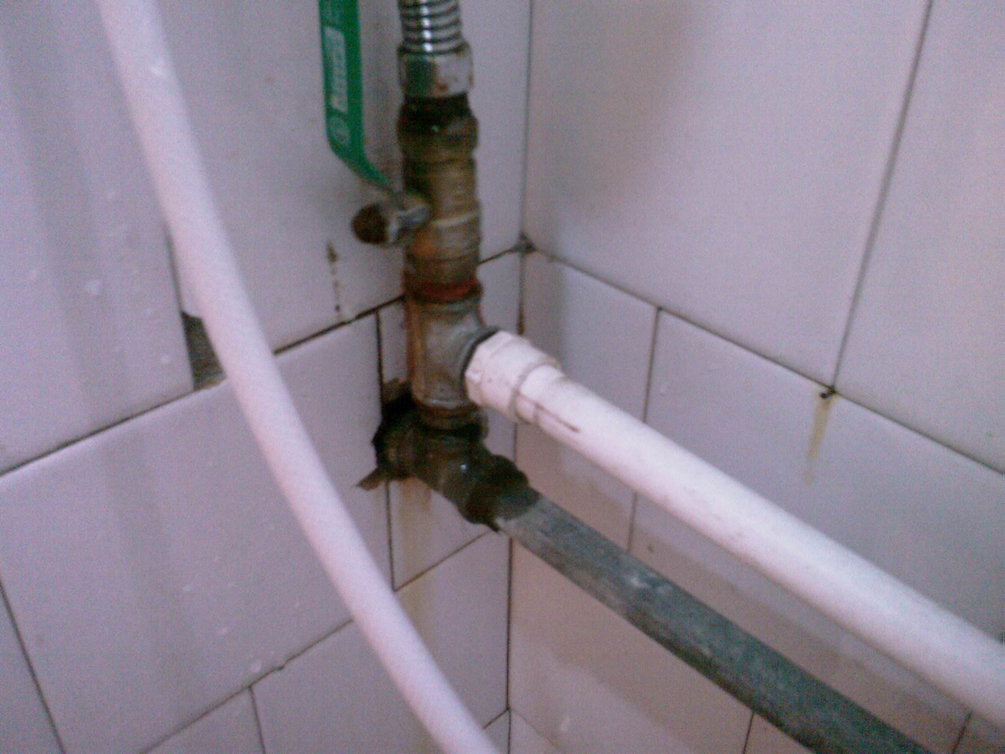 厕所下水管漏水要怎么办？卫生间下水管漏水原因？