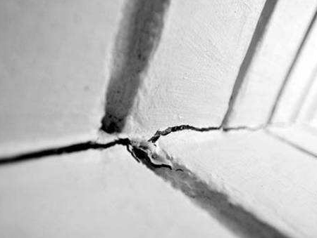 墙面裂缝是什么原因 墙面裂缝怎么处理