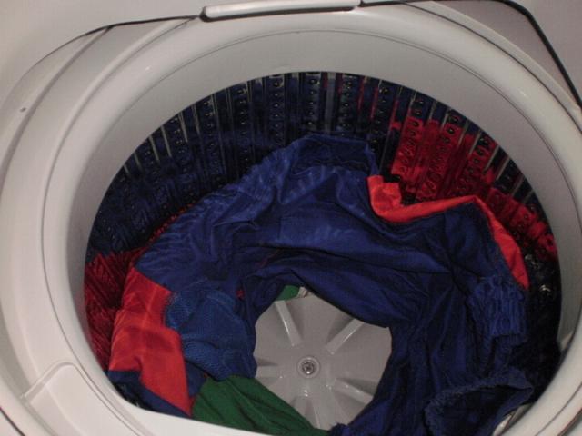 用洗衣机时衣服总缠绕一起？只需简单一招，衣服再也不打结！