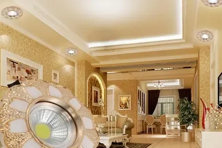 现在居室的装修中很多人都会喜欢使用筒灯来营造效果,客厅作为家中很