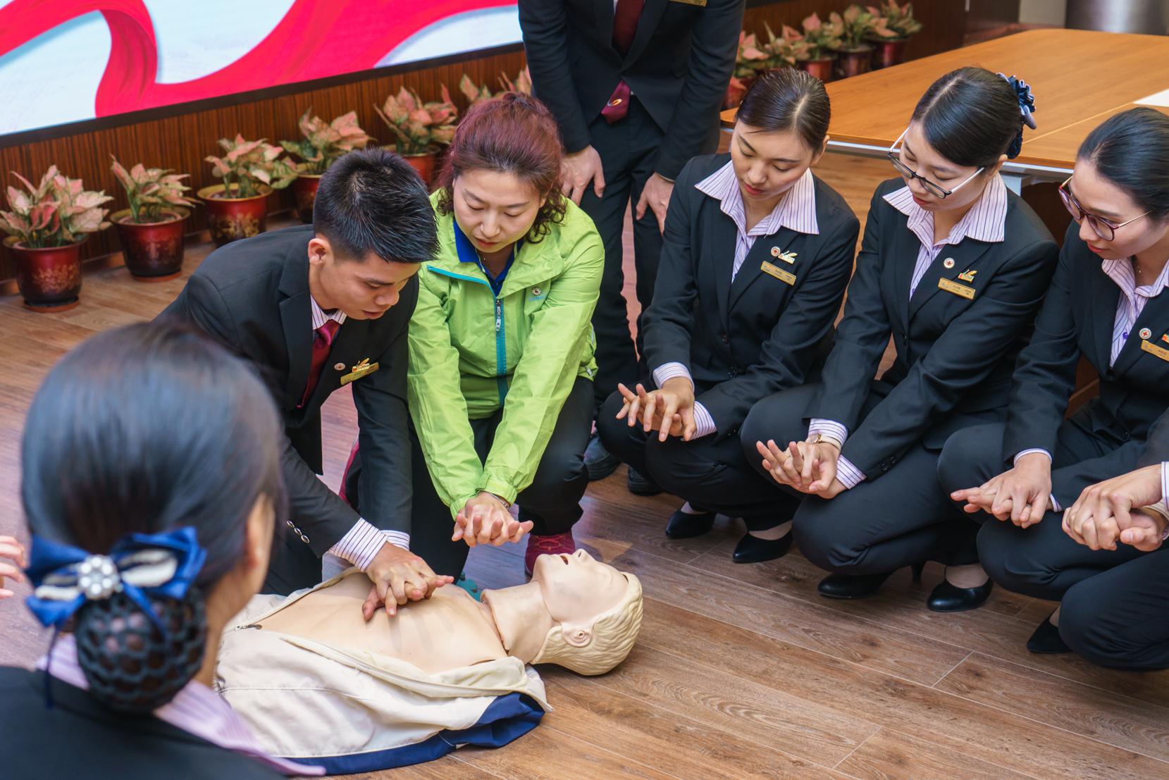 省红十字会应急救护培训师资现场演示如何进行心肺复苏