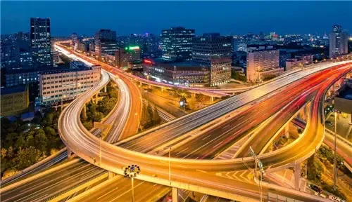 项目往北江南大道,莲城大道, 路三条大道与长沙无缝对接;往东三座桥梁