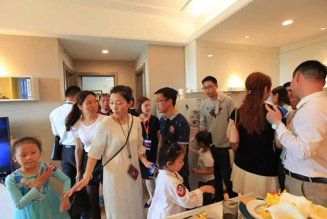 客户参观样板房