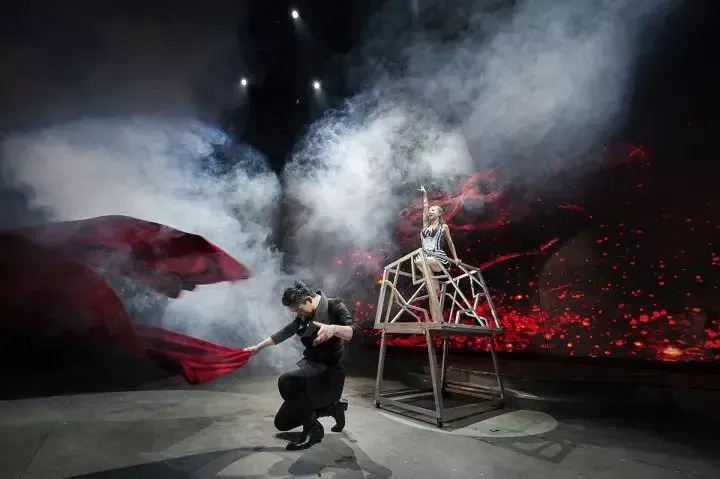 这是一场奇异梦幻的舞台情景秀