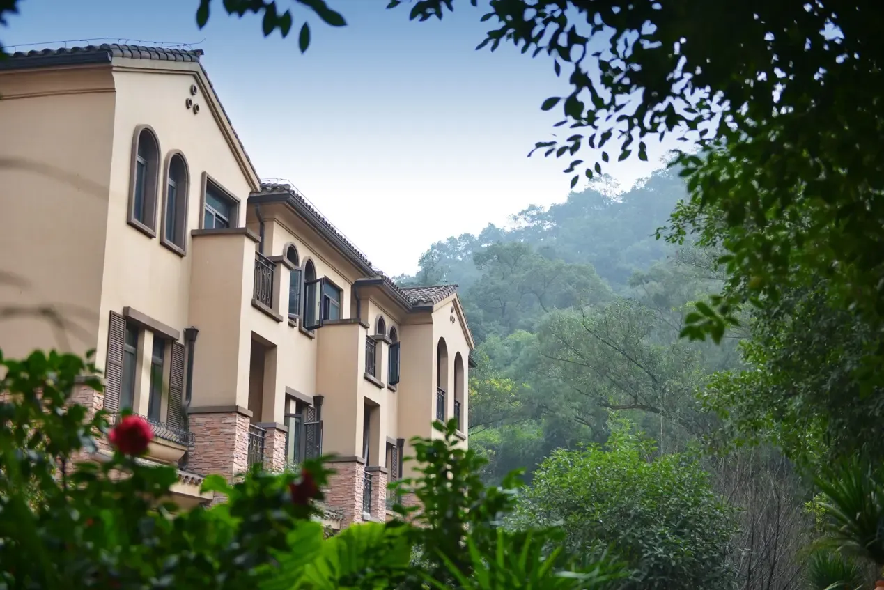 华宇小泉雅舍是华宇集团倾力打造的城市森海叠院,背靠南山,花溪河如玉