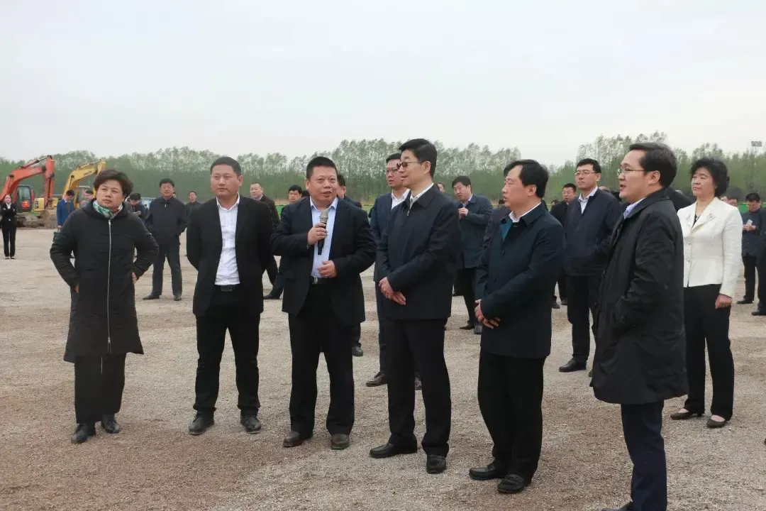 庄青峰总向德州市副市长范宇新介绍项目情况