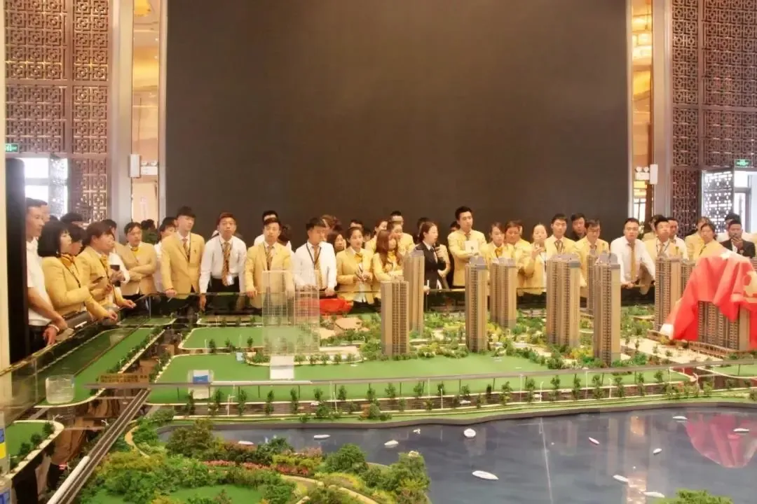 恒大绿洲售楼部人员正在为大家讲解楼盘信息.