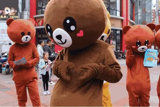 司马路交汇处 400-890-0000 转 805737  傲娇的布朗熊更是能吸引市民