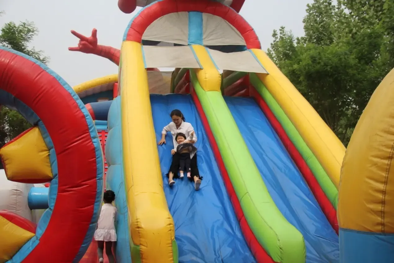 草铺清野,一座蜘蛛侠主题的大型充气城堡,一个满载欢乐的童梦乐园,让