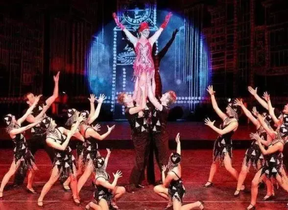 百老汇热舞风情秀巡游汇演专业滑稽小丑表演嘻哈乐队倾情献唱靓丽模特