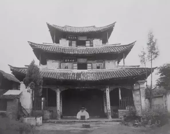 华大以喜洲大慈寺,奇观堂,张公祠等寺庙,宗祠为校舍,借用大慈寺周边几