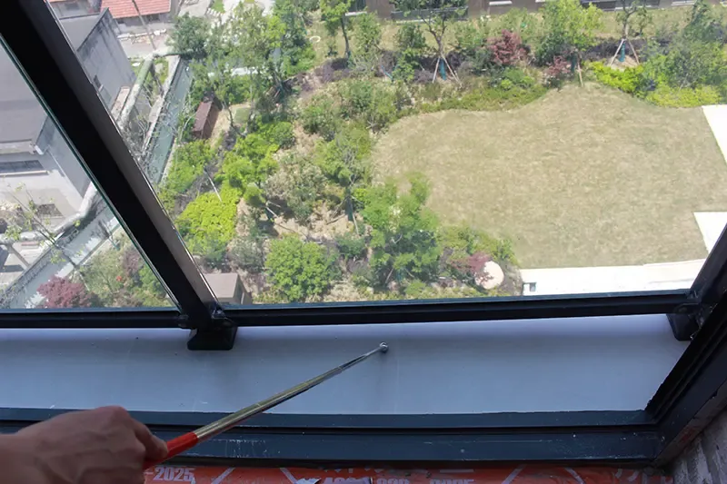 北阳台贴心设计了一处防水台,防止下雨的时候雨水落入屋内