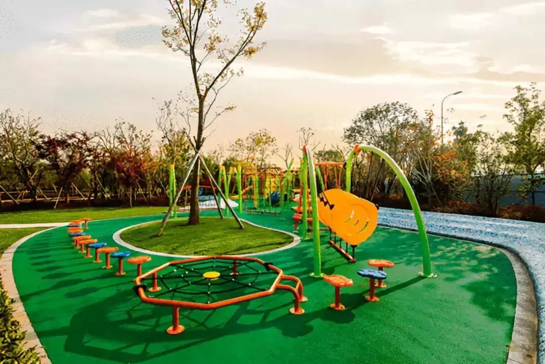 双道泳池,儿童活动区,高端会所在环境中自由地舒展身心也可陶醉在公园