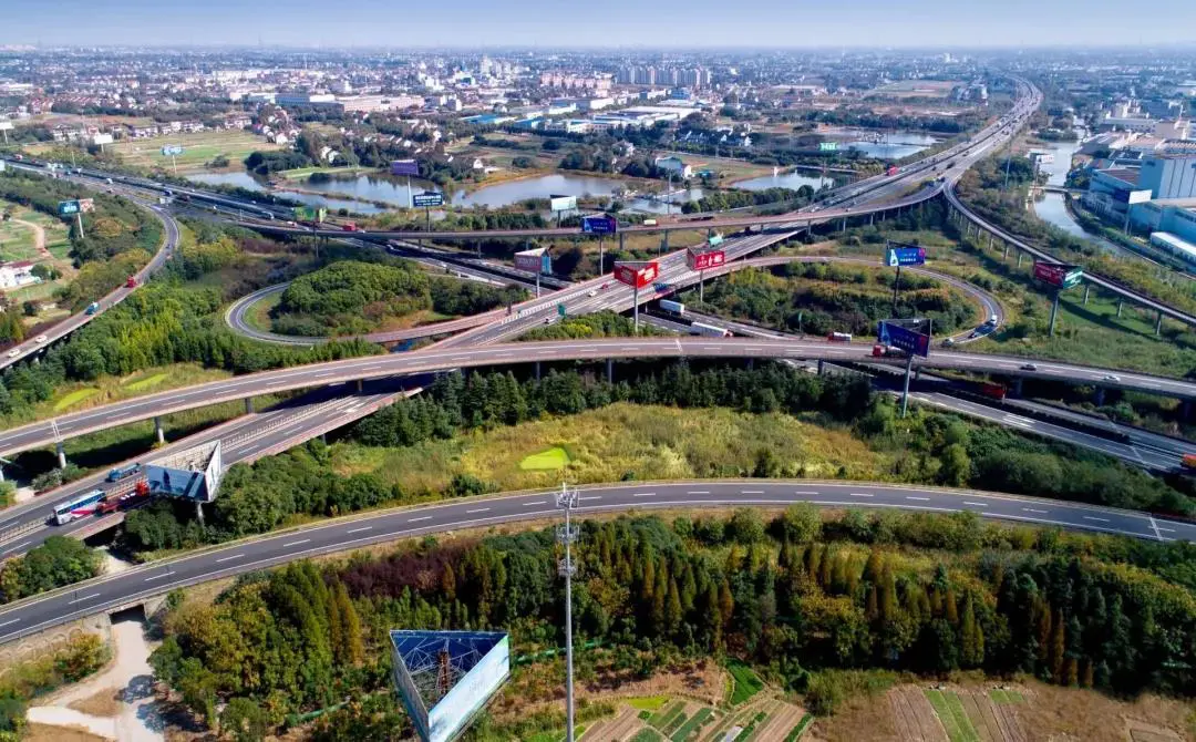 董浜地处于苏嘉杭高速公路,沿江高速公路,常昆高速公路和苏通长江大桥