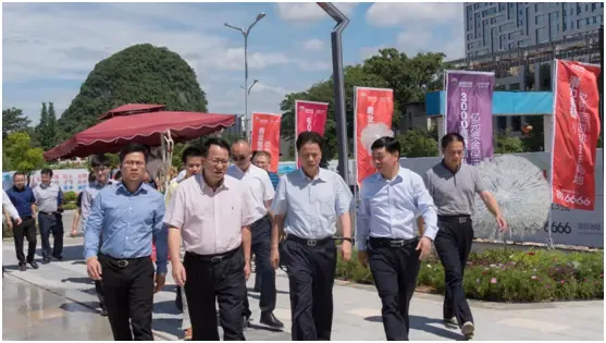临桂新区管委会副主任文杰等陪同下莅临桂林吾悦广场视察指导工作