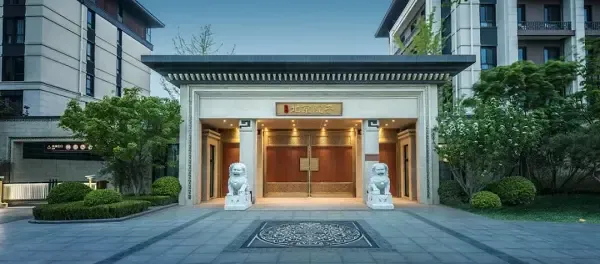 2017年,泰禾发布了院子系十大专利,将"主入口门头,合院双门头,合院单