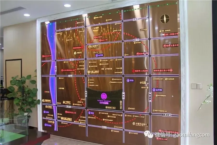 在沙盘处,白色镂空灯箱绽放白净柔光,让整个沙盘空间看起来很有光质感