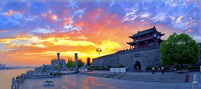 7月7日晚7点,小北门古城墙之上,随正荣地产以传世风华点亮襄阳时代