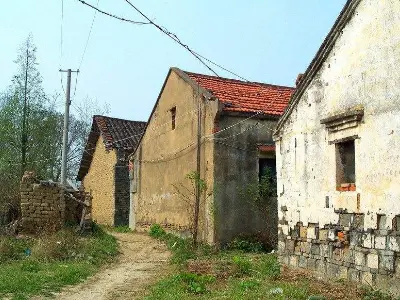 我是农村人,住的是老房子,房子靠着国家重点文物,我的房子有八十个