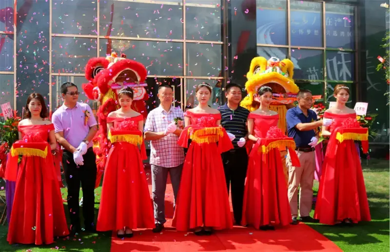 随后,主持人邀请项目领导上台剪彩,礼花,礼炮齐放,现场氛围被推至高潮