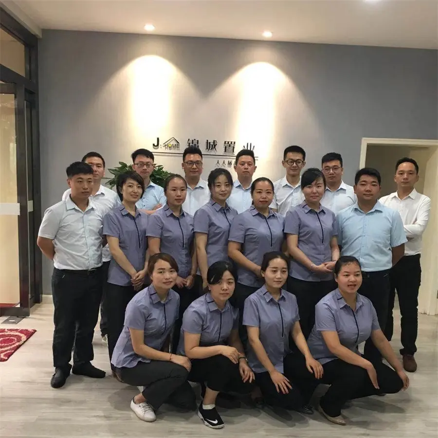 (公司全体员工合照)