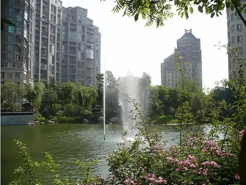 座森林半岛项目坐落于郑州财富大道—东风路中段,其建筑和景观以着眼