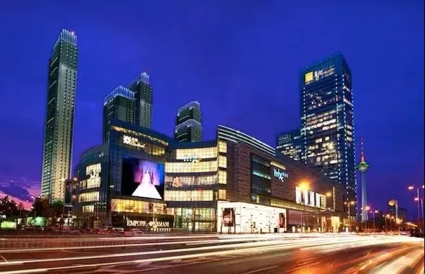 这条极具特色的商业街,吸引了大连城近50%的富豪共赴晚餐