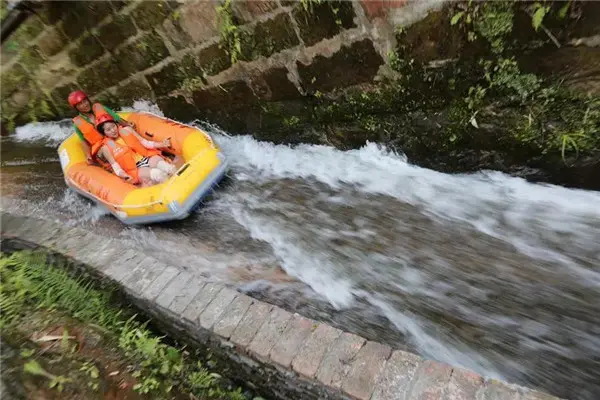 黃龍湖叢林漂流