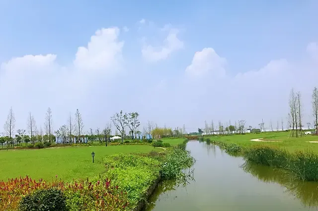 首届奥伦达部落崇明岛小镇杯足球邀请赛暨房车酒吧开幕