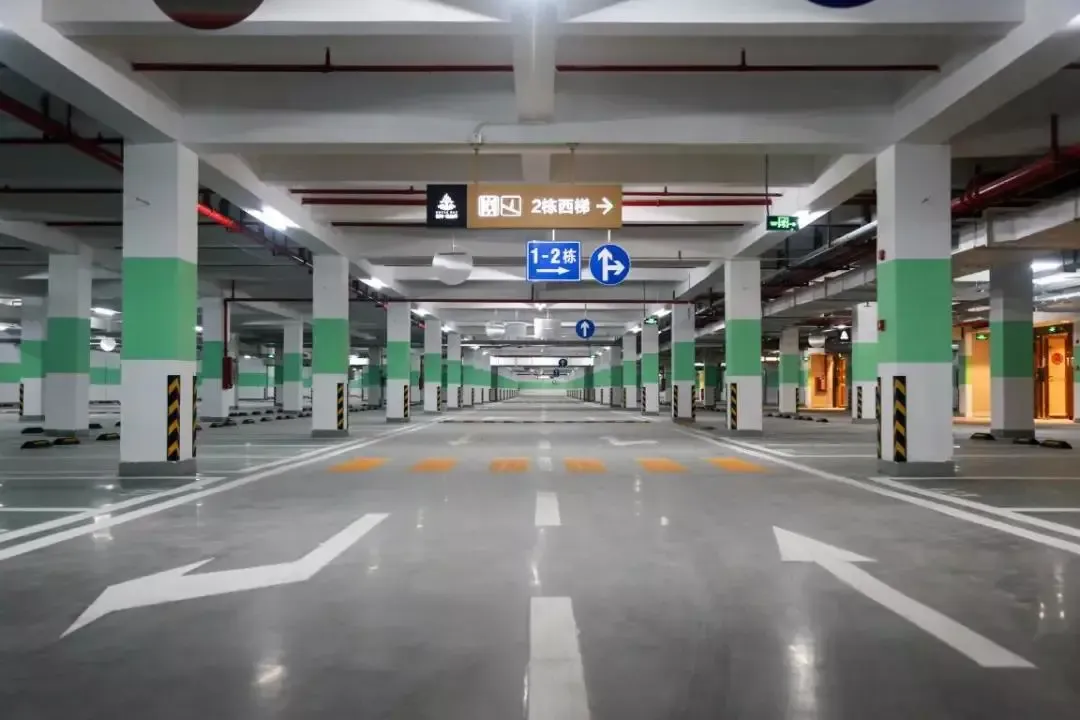 人车分流的同时实现与建筑景观最大化的协调;停车场充电桩配备齐全