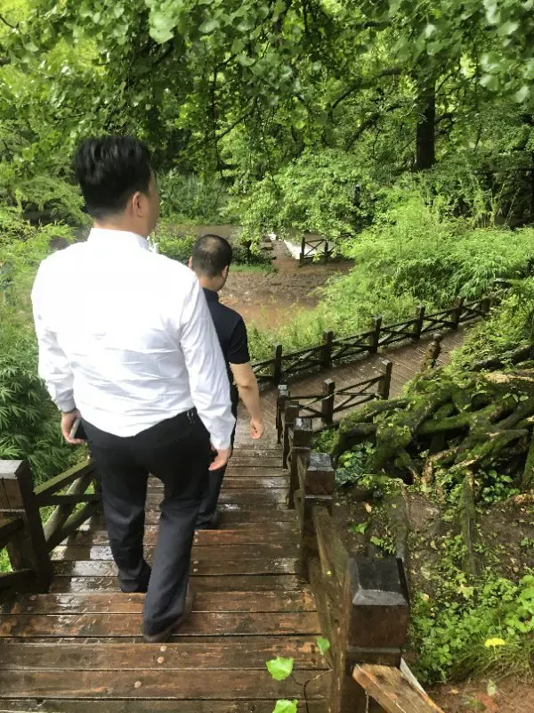 振,贵州恒福地产执行董事长冉兴平,盘州本土企业家邱成良一行的陪同下