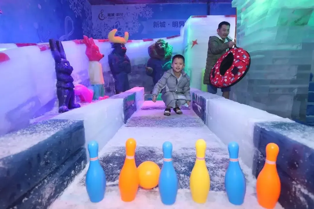 超长的冰滑梯,扑面而来的就是冰爽透顶