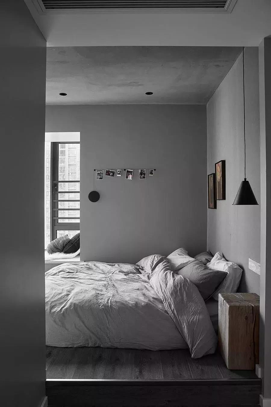 卧室也是用全屋的灰色系,营造简约又大方的睡眠环境,床品是浅灰色搭配