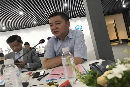 贵阳市房地产商会会长李湘铭主持会议