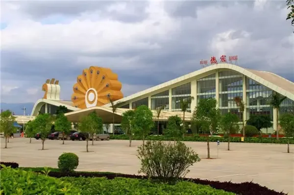 交通更便利,已开通的芒市机场和开工建设的陇川通用机场,对瑞丽陆地