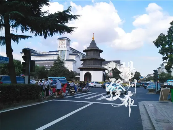 快车道画线全部到位扬州文昌路恢复有序畅通模式