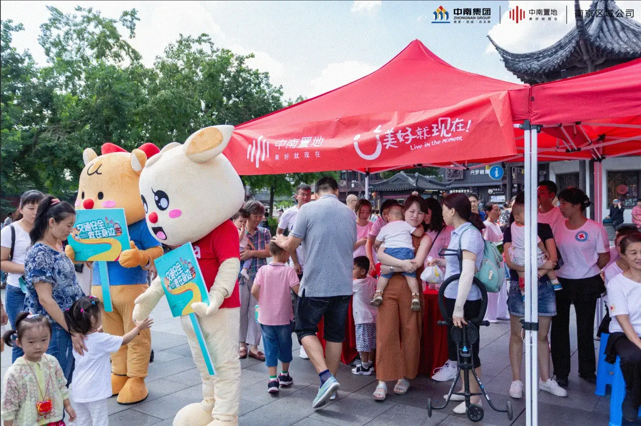 中南置地吉祥物中仔和南妮引大小朋友争相合影.