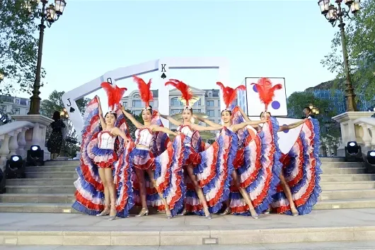 法国特色康康舞,挑起狂欢氛围.