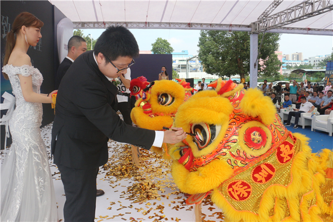 华堂集团黄俊堂图片