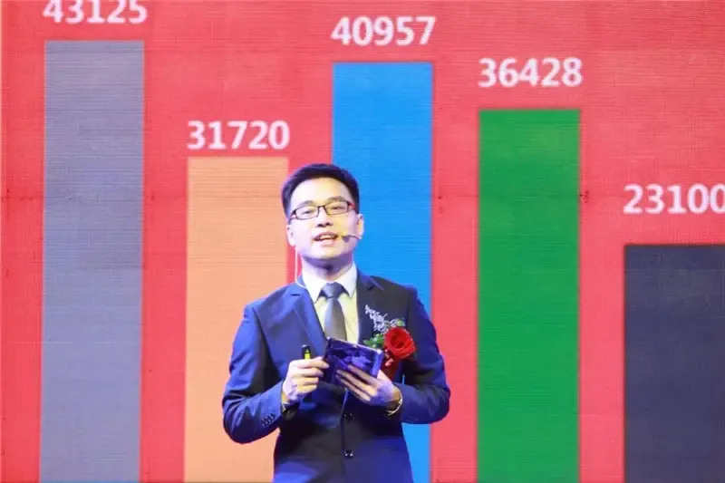 碧桂园北部湾城市公司防城港市执行总裁洪斌先生在掌声中走向舞台为