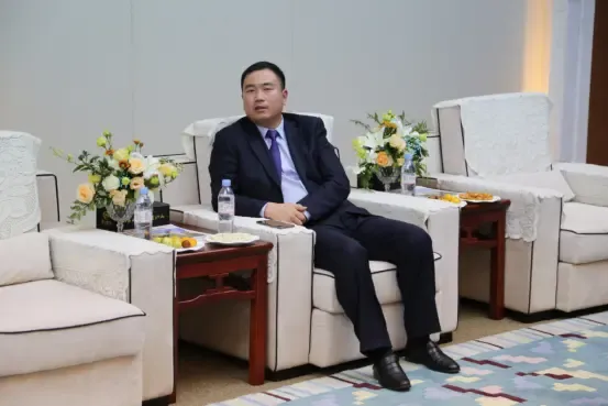 天山集团总裁助理兼天山实业集团总裁赵占良回答媒体提问